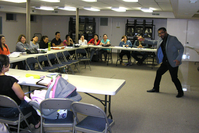 Juan Carlos Malvaez leads a session in discipleship class at Manantial de Vida.