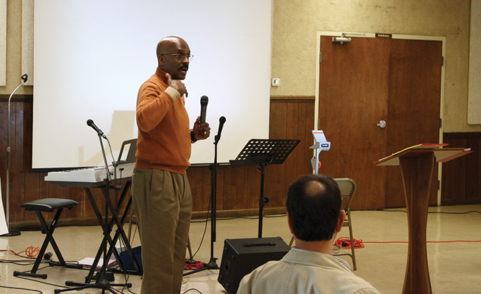 Ertell M. Whigham Jr., lead facilitator for the Credentialed Leaders Consultation on Developing Intercultural Competence, guides the conversation. He serves as a coach and administrator for Mennonite Church USA’s Intercultural Development Inventory. Photo: Jon Trotter